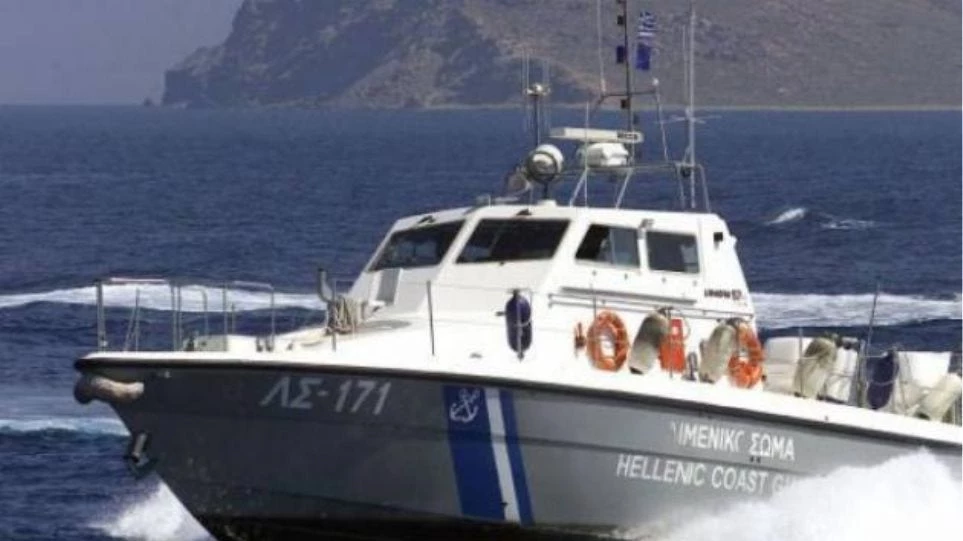 Περιπέτεια εν πλω τη νύχτα για επιβάτες πλοίου προς την Κρήτη: Άντρας έπεσε στη θάλασσα